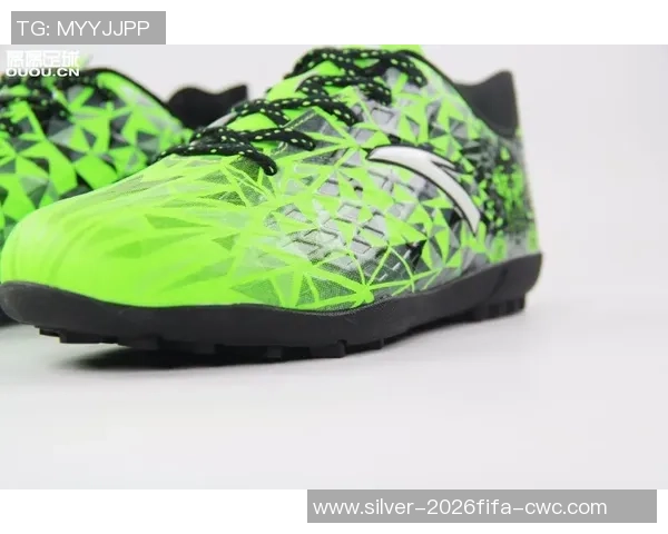 柔软鞋面足球鞋助力球员提升场上表现与舒适度