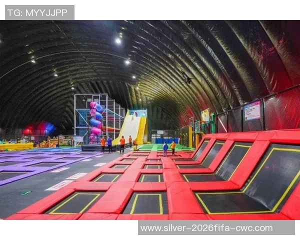 足球互动体验空间打造全新沉浸式运动乐园让每位球迷尽享激情与乐趣 足球互动体验空间打造全新沉浸式运动乐园让每位球迷尽享激情与乐趣